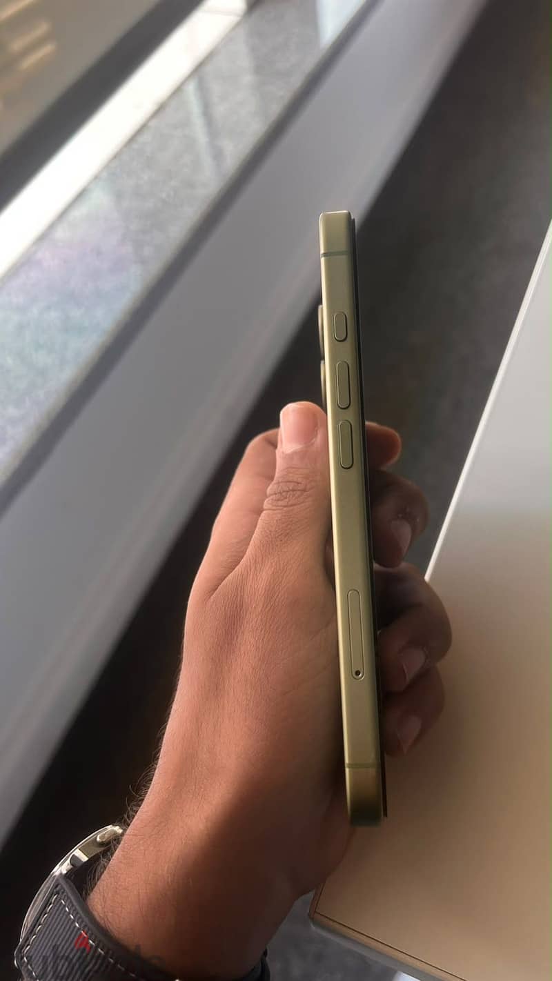 Apple - iPhone 17 4