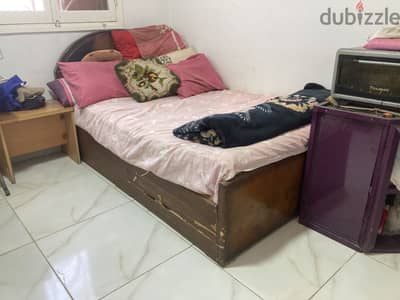 سرير خشب بالمرتبة عرض ١٢٠سم (متر وعشرين)