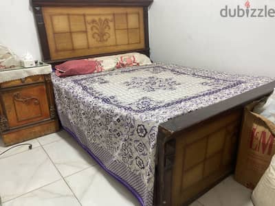 سرير مستعمل خشب بالمرتبة وواحد كومودينو