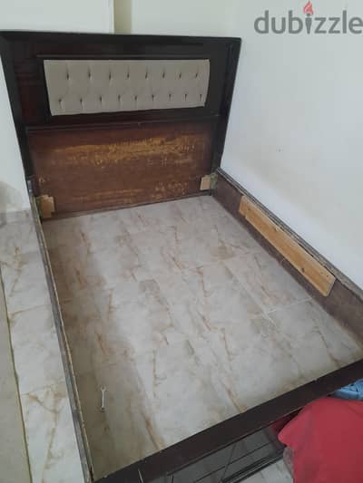 سرير  خشب ١٩٥×١٥٠  بالملل