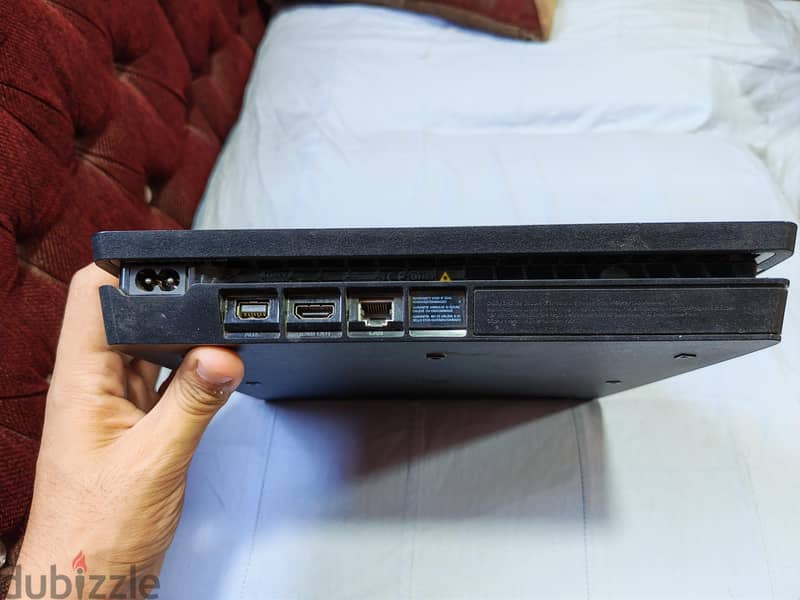 PlayStation 4 Slim 1