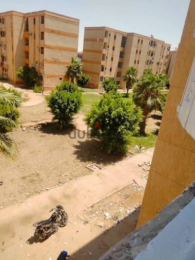 لايجار  بالتجمع الخامس خلف الجهاز القديم امام مدرسه المصريه