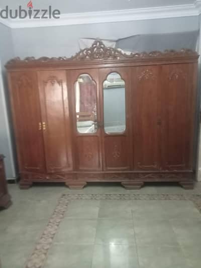 دولاب خشب كبير