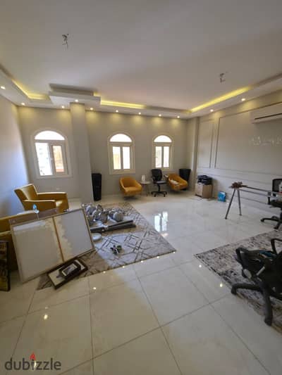مساحة اداريه مميزة للايجار 200 م شارع التسعين الشمالي التجمع الخامس للشركات