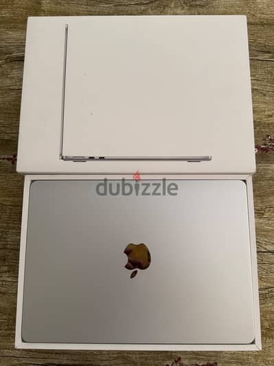 MacBook Air M4 - 16 Ram - Like New -Silver  - 12 شحنة بس 