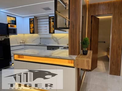  لعشاق الفخامة والراحة والاستجمام  شقة مفروشة للإيجار بمدينتي  تشطيبات فاخرة Ultra Deluxe اول سكن  المساحة: 124 م²  3 غرف نوم –  2 حمام الدور الثاني  مكيفة بالكامل (تكييفات Inverter بارد/ساخن موفرة للطاقة) •	شاشة سمارت 65 إنش بالريسبشن 	•	شاشة سم