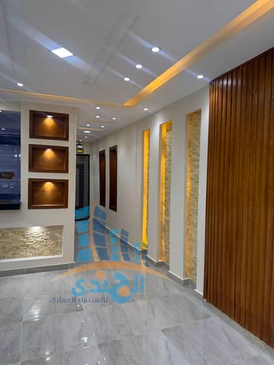 For sale in the Pyramids Gardens, a very special location next to the club and the mall. Apartment, facade, 170 meters old loading, facade equivalent to 185 meters. Distinguished building with a distinctive entrance next to all services, area T of the most distinguished letters, close to the main street, next to all services and transportation. Easy to reach from the second gate.
