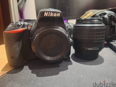 للبيع: كاميرا Nikon D5500 بالعدسة والكرتونة