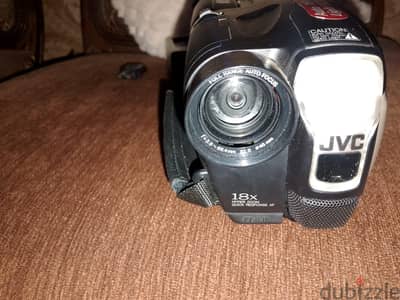 كاميرا JVC بكل مشتملاتها