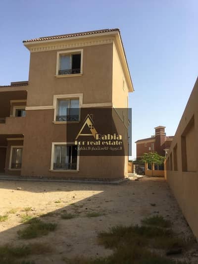 فيلا فاخرة للبيع في كمبوند لو روا بجوار الجامعة الأمريكية | فيو مميز ومساحات استثنائية