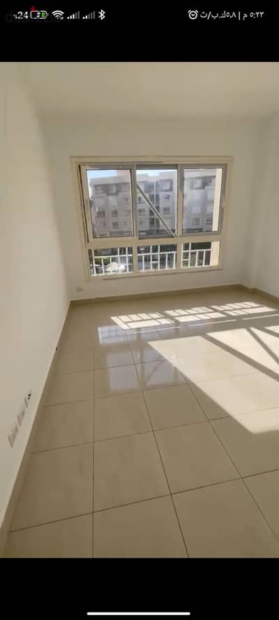 Apartment for sale in Madinaty B10 at a bargain price. 165 square meters, consisting of 3 rooms and 3 bathrooms, one of which is a master bedroom. The apartment is fully paid for and at a bargain price.