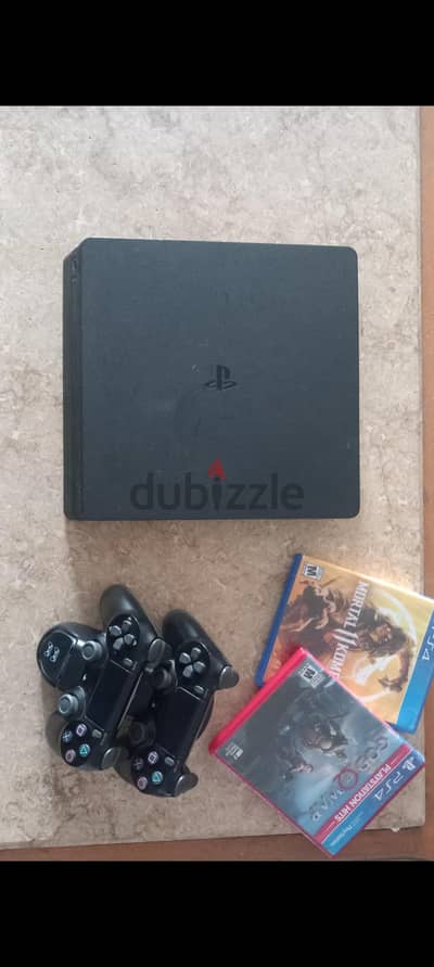 playstation 4 slim معه دراعين ولعبتين