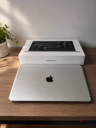 MacBook Pro M5 14 16/1T - silver - arabic keyboard