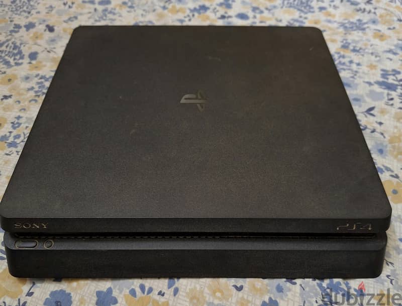 PlayStation 4 slim 4