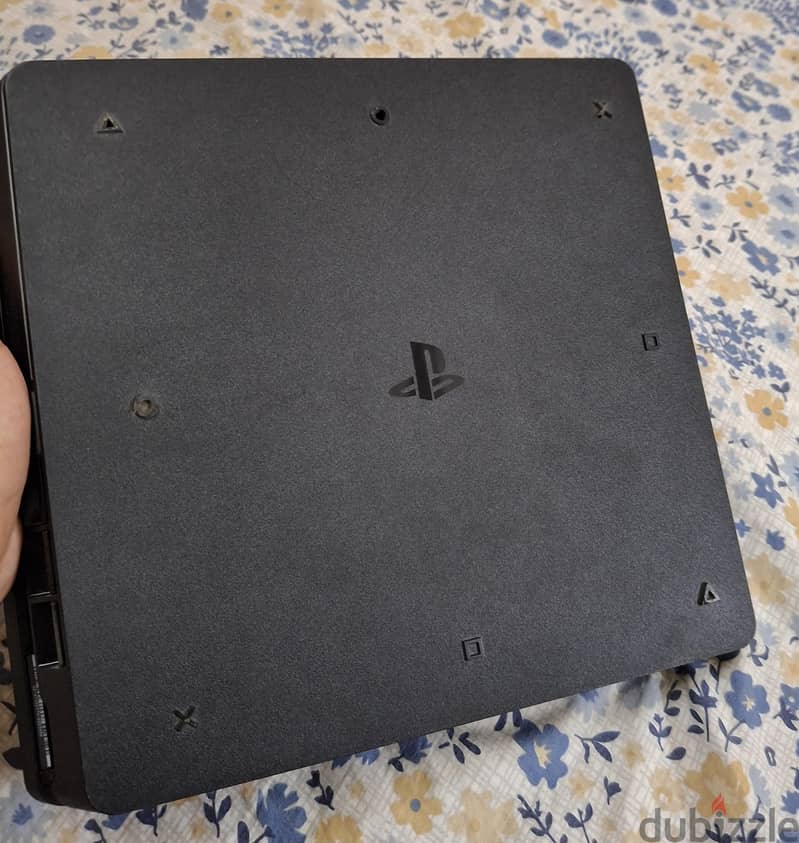 PlayStation 4 slim 6