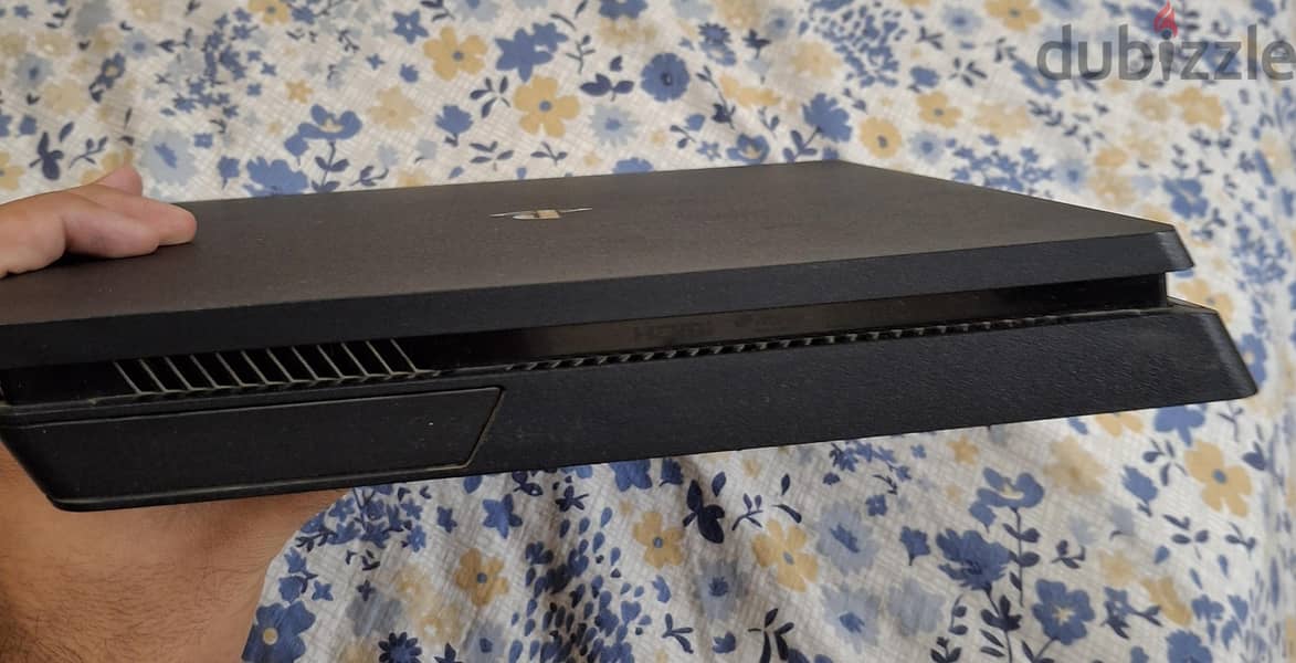 PlayStation 4 slim 10