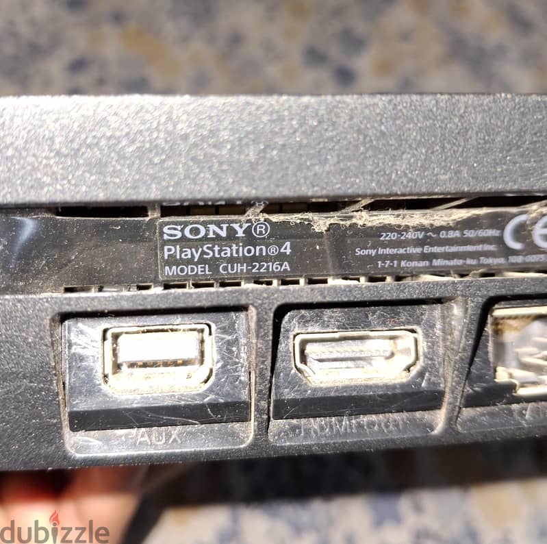 PlayStation 4 slim 11