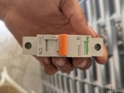 قواطع كهرباء ماركة شنايدر Schneider