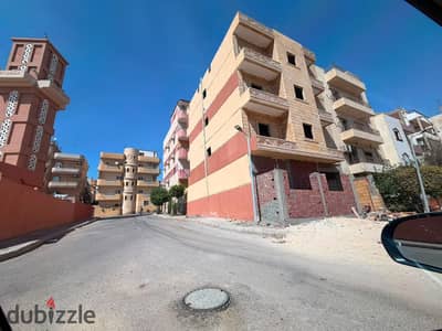 شقة للبيع في مدينة العبور في الحي الاول بجوار مول كريتف مول مساحة 150 متر ثلاث غرف نوم 2 حمام بجوار الشارع العمومي