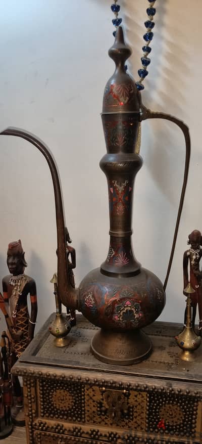 إبريق نحاسي كلاسيكي من طراز "سوراخي"(Surahi) أو"أفتابا" (Aftaba)الهندي