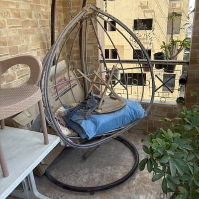 مرجيحة تحتاج إلى دهان