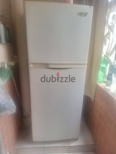 ثلاجة توشيبا مستعمل معطلة و تحتاج لاصلاح