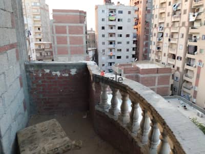 Apartment 90 20 m for sale without finishing, all facilities available: water, electricity, elevator, and natural gas present in the building. 3 bedrooms, reception two pieces, kitchen, bathroom, seventh upper floor in Alexandria, Al-Agami, kilo 21, October entrance before the gate in a very distinguished location.