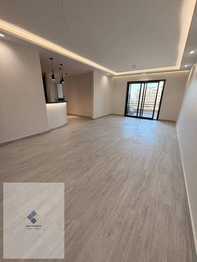 شقة للإيجار بالتجمع الخامس كمبوند The Square Hyde Park مساحة 162.5 متر أول سكن 3 غرف نوم إطلالة بانورامية على الجاردن والنافورة