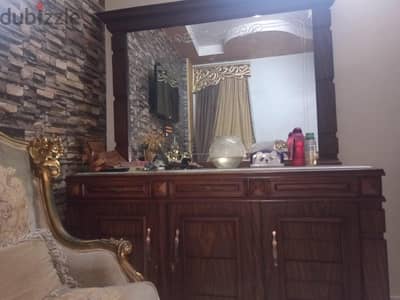 ترابيزاه  مع 6 كراسي  وبوفيه  بي الرخامه  والمرايه