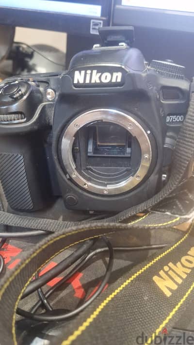 للبيع كاميرا Nikon D7500 مع عدسة 18-140mm VR بالكرتونة (حالة ممتازة)