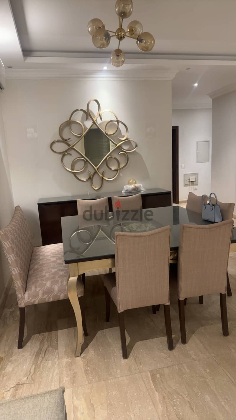 Luxurious Dining Room 4