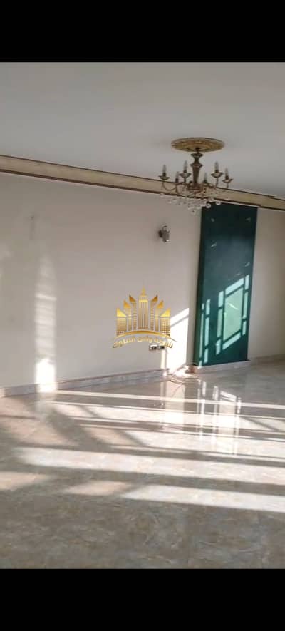 شقه للايجار ف قلب زهراء المعادي المعراج اجمل ڤيو مساحة 200م تشطيب هاي لوكس الدور التانى مميز جدا اربع غرف و 2 حمام ريسبشن كبير 3 قطع والشقة تشمل مطبخ و 2 سخان و 3 نجفات وشاملة جميع الخدمات عداد كهرباء قديم وعداد غاز قديم عداد ميا انتركم مطلوب 22 الف شهرين