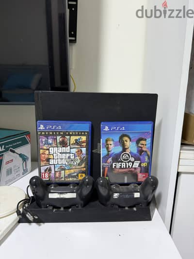 Ps4 pro حاله ممتازه معاه دراعين