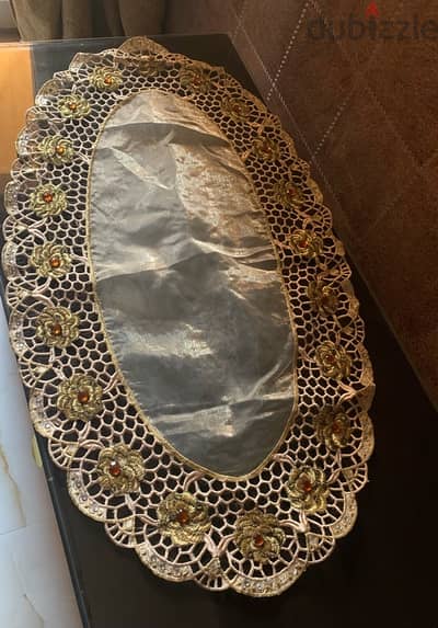 مفرش وغطاء للمناديل مطرز