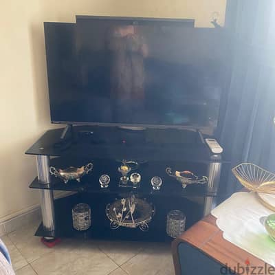 طاولة تلفزيون لها حامل شاشة من قباني ٣٠٠٠