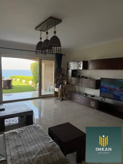 Ready for immediate handover: A 3-bedroom chalet for sale in Ain Sokhna, located directly facing the sea in Malibu Village. It comes fully finished to