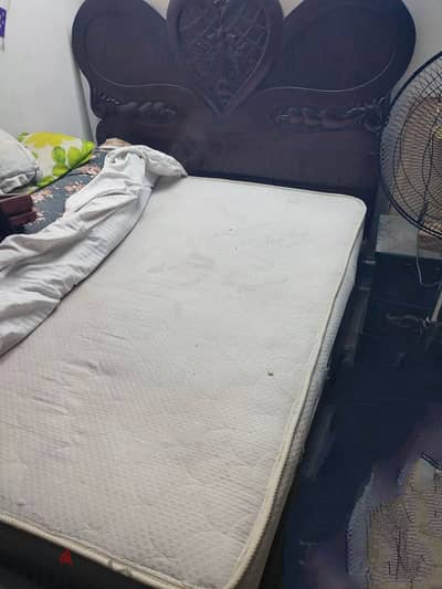 غرفه نوم كامله وانتريه زان ونيش وثلاجه كريازى كلهم بحاله ممتازه