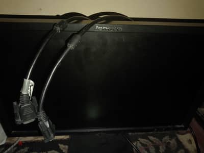 شاشة Lenovo 19 بوصة ومعاها كابل ال VGA هدية بحالة ممتازة