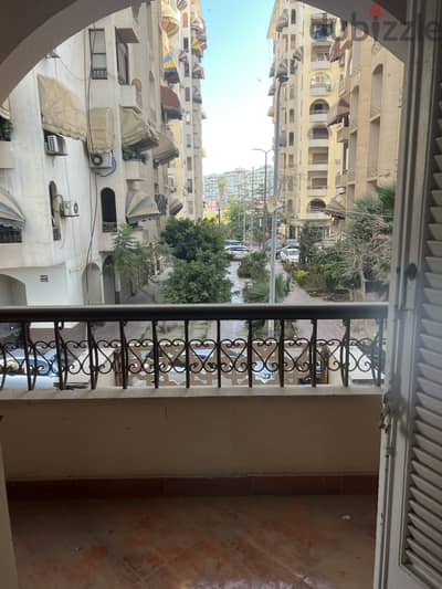 شقه للبيع ببورسعيد بأبراج الشرطه مساحه ١٩٥ متر ٣ غرف و ٢ حمام دور اول