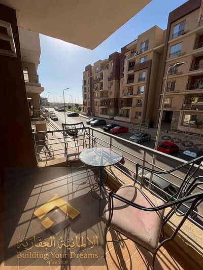 For rent, an apartment in Dar Misr Al-Qarnfal next to Gate 24 of Al-Rehab and in front of the Cairo Security Directorate, alongside all services. The area of the apartment is 130 square meters on the first floor above ground.
