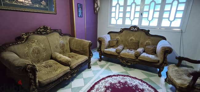سرير الخشب الان حالته ممتازه وصالون حالته متوسطه