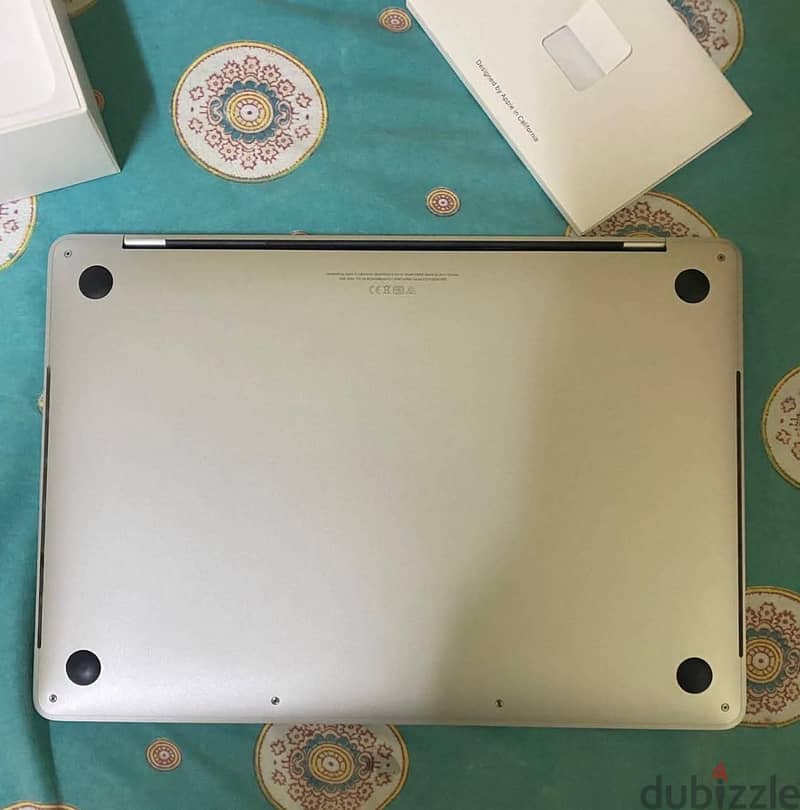 Macbook pro 13.3-inch (2019) 3
