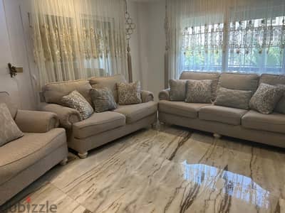 غرفة معيشة بحالة ممتازة
