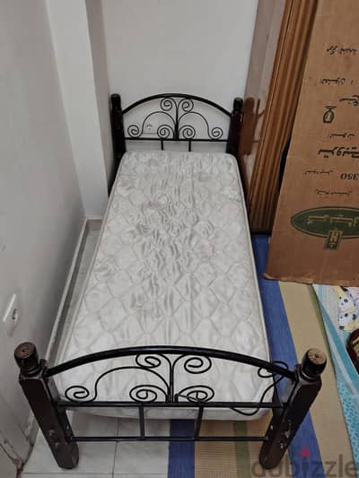 سرير حديد أسود بالمرتبة