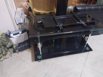 طرابيزة زجاج و بها استاند تليفزيون
