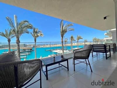 شاليه أرضي بجاردن في Hacienda بفيو خيالي علي البحر مباشرة في قرية متكاملة الخدمات وموقعها استثنائي