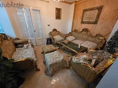 صالون بحالة ممتازة مع فرش حماية كامل