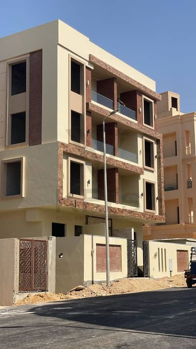 Last remaining 170m² apartment—ready for immediate handover, viewing, and occupancy. Located in a prime spot on North Teseen Street, it is priced at h