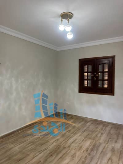 For sale in Al-Ahram Gardens, a spacious apartment with a sea view overlooking the street. No rooms facing the alleys, next to all services. Area 175, old loading. The façade is equivalent to 185 square meters. Stone building, next to all services, area H, one of the most distinctive letters, and next to all schools, and services are very close to Army Street, next to all services.