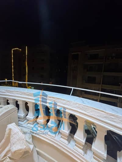 For sale in Al-Ahram Gardens, an apartment with a facade and a balcony overlooking the reception. 145 faces equal to 160 square meters in a distinguished stone building with a distinguished entrance next to all services in area K, one of the most distinguished letters in area K, close to the main street next to all services and transportation, easy access from the second old gate and the gate.
